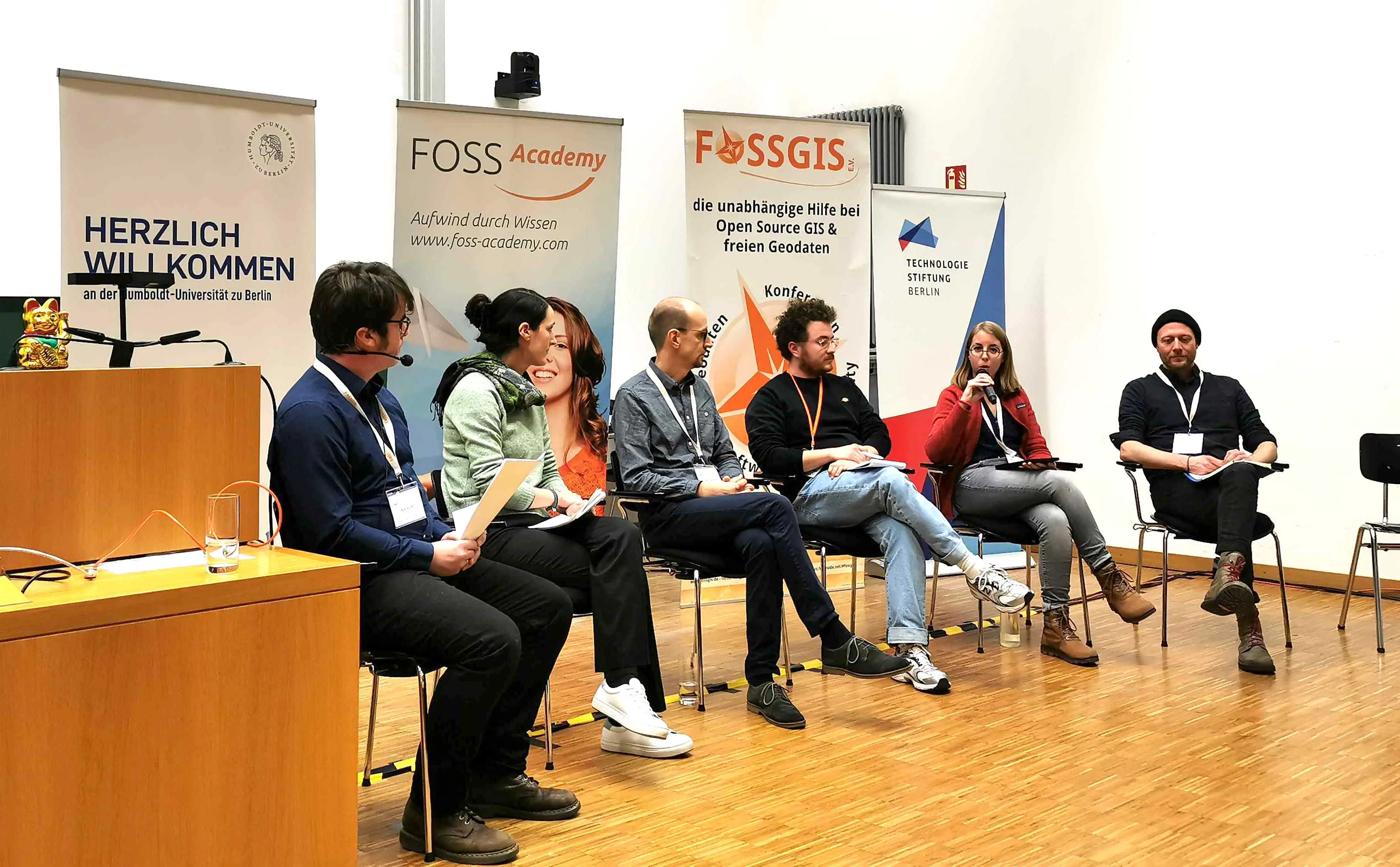 Victoria Boeck neben anderen Expert:innen auf dem Panel zu öffentlichen Ausschreibungen mit FOSS