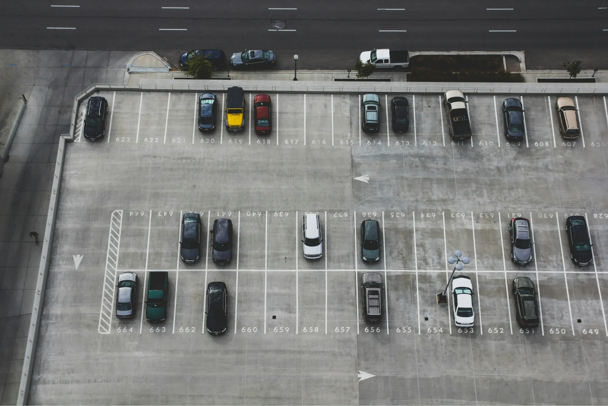 Parkende Autos auf einem Dachparkplatz